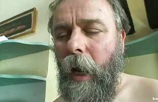 پورن جنسی یک مرد الاغ بزرگی را به یک عکس کوس وکون ناز رئیس تفنگ در انبار می دهد