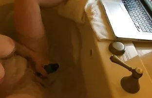 پورن جنسی سبزه روی صندلی نشسته بود و خروس چربی یک دوست را در الاغش گرفت عكس كير و كون