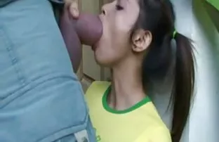 پورن جنسی عروسک بعد از عکس های سکسی کوس و کون حمام ، گربه را جایگزین زبان پسر می کند و آن را به مهبل (واژن) تغذیه می کند