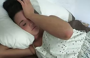 پورن جنسی سبزه برنزه كس كير كون شده در شورت های سفید یک الاغ آبدار پیچیده و گربه دختر را لیس می زند