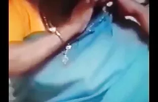 پورن جنسی سبزه در شورت صورتی ، یک دیلدو سیاه را روی عکس کس کون سکسی زمین سوار می کند