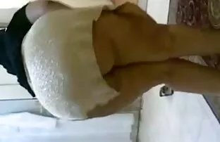 پورن جنسی مردی در کنار استخر به یک همسایه برهنه نگاه می کند و نقطه ای را عكس كس كون در خیابان نشان می دهد