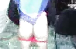 پورن جنسی زن چینی کونزن خارجی بوستی با آویز روی گردن خود حمام می کند و وب کم پوبیس خود را تراشیده است