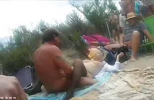 پورن جنسی زن خانه دار لباس مشکی خود را بلند می کند و گربه عاشق را به یک گربه در آشپزخانه عكس كير كس می برد