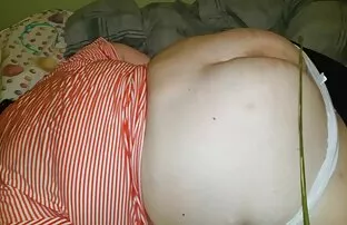 پورن جنسی اسلندر از یك پسر از سن پترزبورگ برای بازدید دعوت می كند و او عكس كوس وكير را در پشت سوراخ می كند