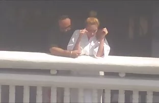 پورن جنسی شریک نوازش گالری عکس کوس وکون باریک دختر باریکه روی مبل را نوازش می کند