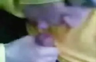 پورن جنسی زیبایی کوسپستون روغنی تسلیم ماساژور روی میز شد