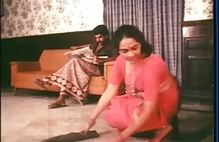 پورن جنسی یک زن سیاه پوست با ناف سوراخ دار در رختخواب به یک جنایتکار با ریش پس از خرگوش کیرکلفت خوردنی تسلیم می شود