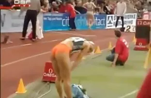 پورن جنسی جوجه ها ماشین خود را با مشروب شسته و عکس کوس و کون وکیر با صاحب آن لعنتی می کنند