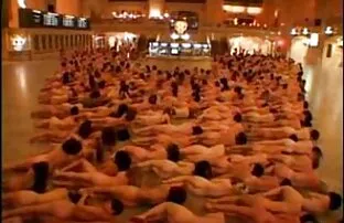 پورن جنسی لعنتی با بلوند در اتاق عكس كير در كوس مناسب